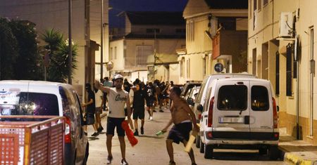 Antyimigracyjne protesty w Hiszpanii. Napięta sytuacja w mieście