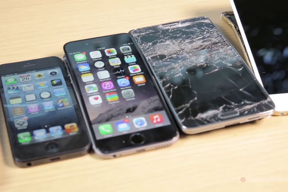 Śmiejecie się z giętkich iPhone’ów? Lepiej zobaczcie, jak ze zginaniem radzi sobie konkurencja! 1