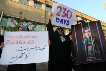 Więzienie za wpisy w sieci. Irańska aktywistka skazana we Francji