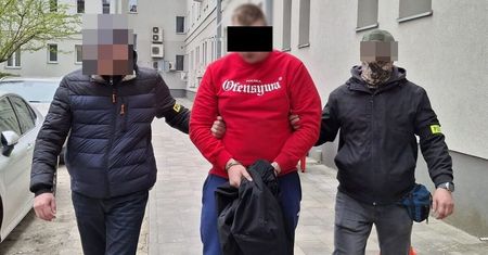 Udawali policjantów, użyli tasera i żelowych masek. Ukradli 67-latkowi ćwierć miliona złotych