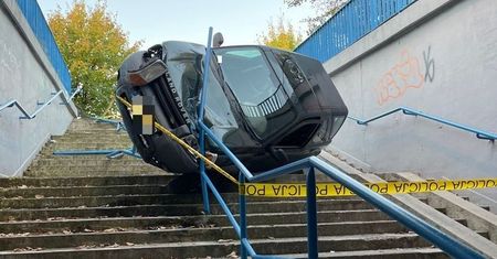33-latka nie zapanowała nad autem. Land rover w przejściu podziemnym w Olkuszu