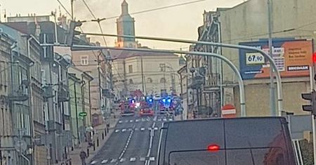 Pożar kamienicy w Lublinie. Na miejscu kilka zastępów straży pożarnej