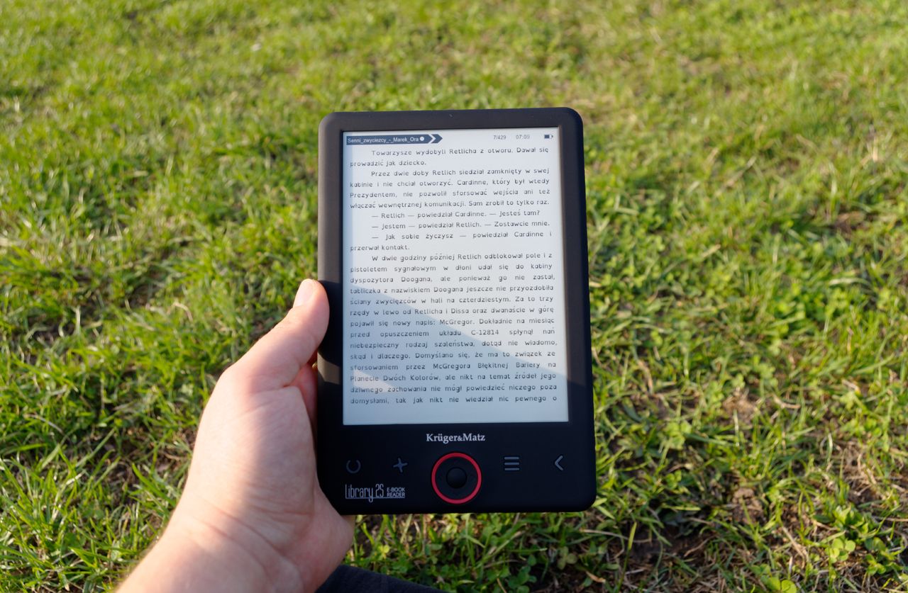 Test niedrogiego czytnika Krüger&Matz dla minimalistów i do szkoły