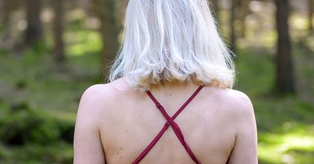 Najgorszy kolor ubrań dla kobiet dojrzałych. Dodaje co najmniej kilka lat