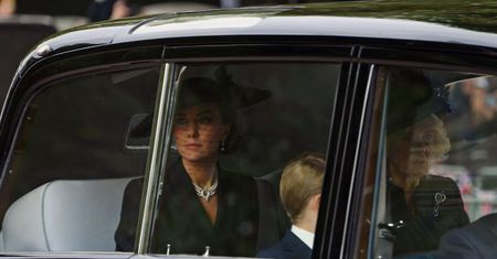 Taką biżuterię miała księżna Kate na pogrzebie Elżbiety II. Co oznaczają perły?