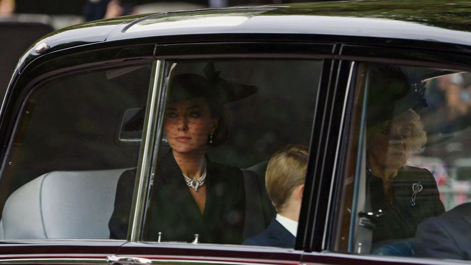 Kate Middleton, zakładając perły, wykonała znaczący gest