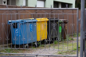 Ma śmietnik tuż pod oknem. Złożyła skargę. Oto co mówią przepisy