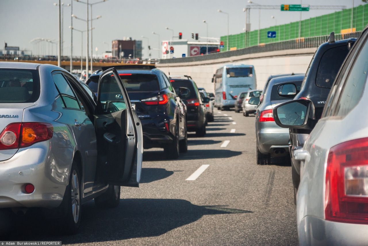 Warszawa. Zderzenie bmw z busem i z pojazdem ciężarowym. Utrudnienia drogowe