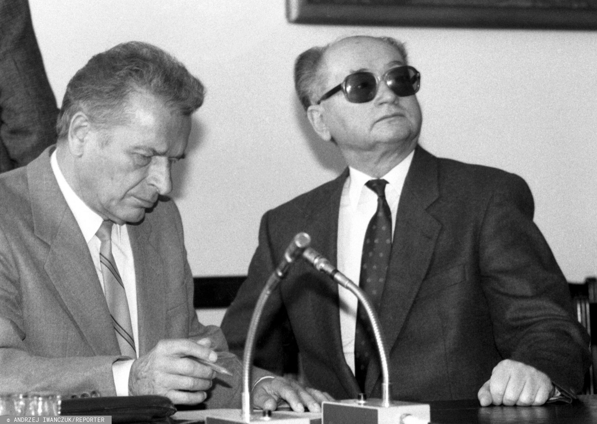 reporter7_baza22.09.1992 Warszawa Sejmowa Komisja Odpowiedzialnosci Konstytucyjnej N/z Wojciech Jaruzelski (P) Czeslaw Kiszczak   fot Andrzej Iwanczuk/REPORTERAndrzej Iwanczuk/REPORTER