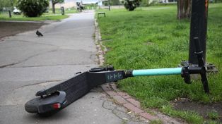 Toruń: Hulajnogi porzucane wszędzie. Będą kary?