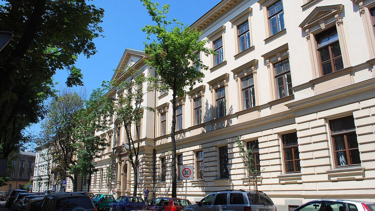 Lekcje na poddaszu. Oburzony rodzic zbulwersowany warunkami nauki w krakowskim liceum