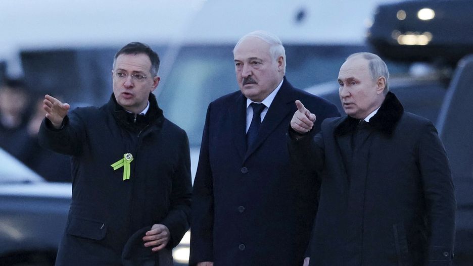 Władimir Putin i Aleksander Łukaszenka oraz doradca Władimir Medyński