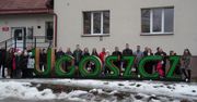 Ugoszcz: "Włączyli wiosnę”. Napis zmienił kolor na zielony