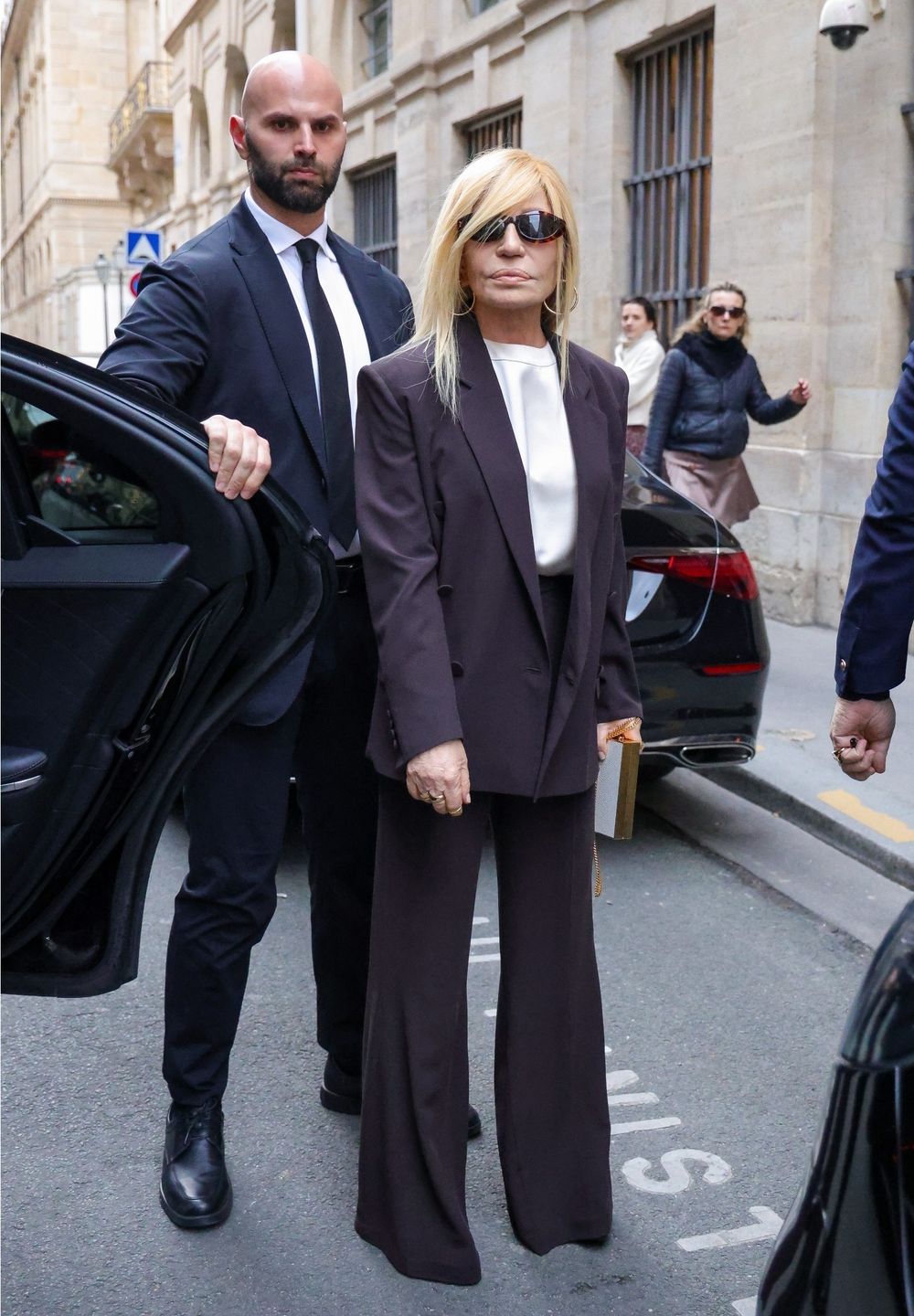 Odmieniona Donatella Versace maszeruje na imprezę YSL