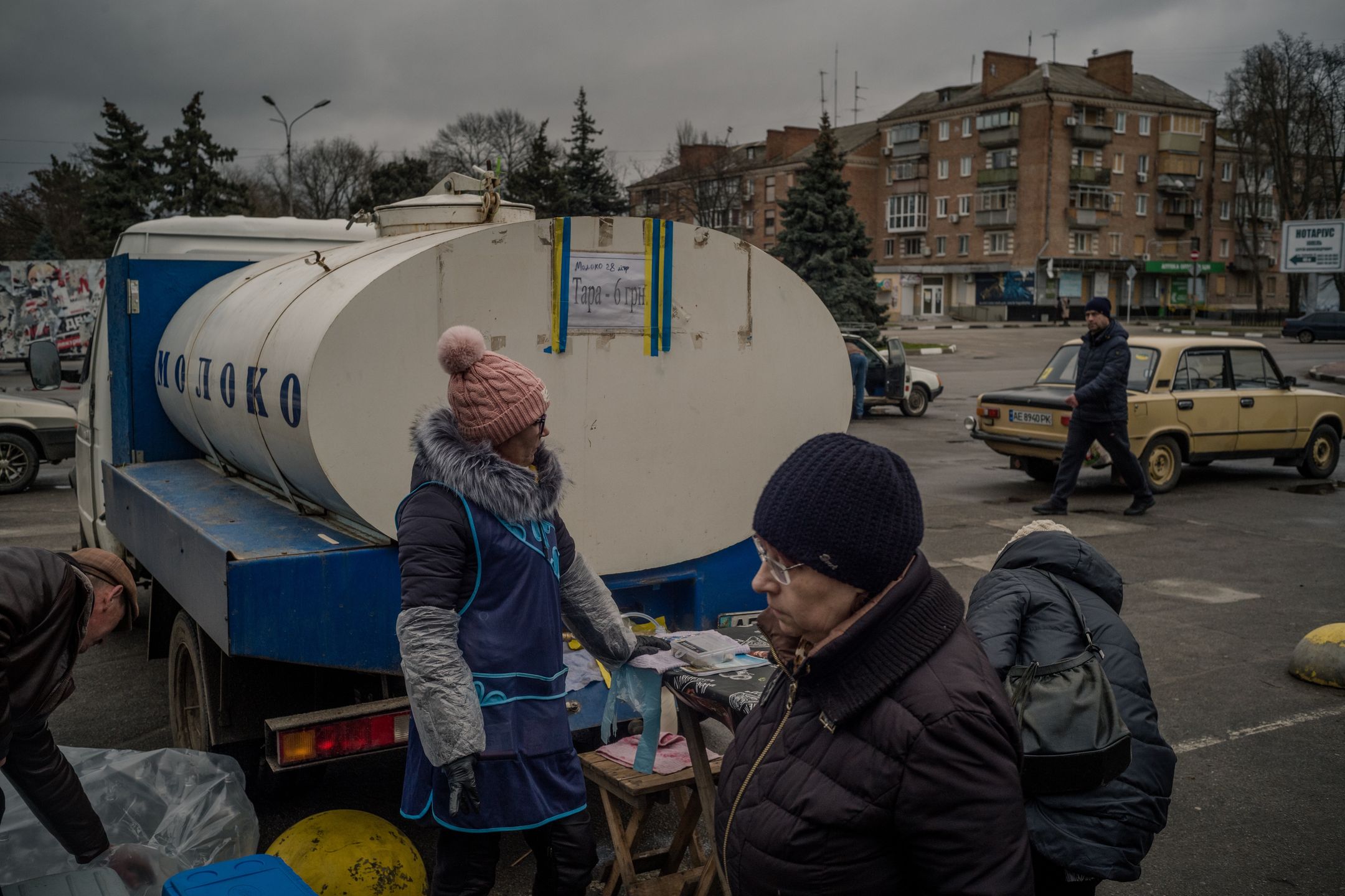 Punkt sprzedaży mleka wprost z cysterny na ulicach Nikopola