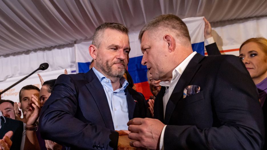 Premier Robert Fico (po prawej) gratuluje wygranej Petrowi Pellegriniemu