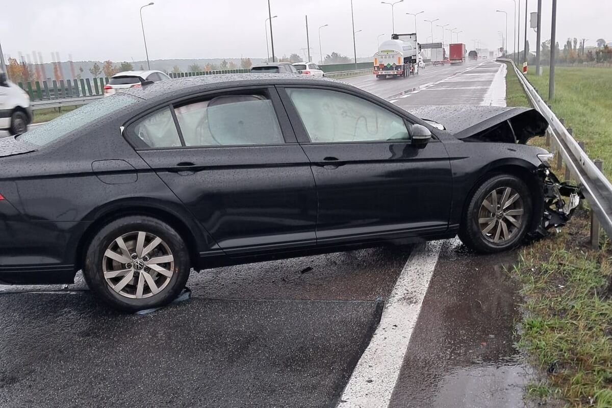 Volkswagen uderzył w bariery energochłonne na S12