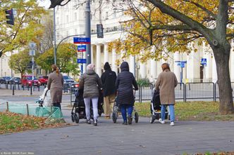 Albo dzieci, albo ślub? Młodych Polaków nie stać na jedno i drugie [ANALIZA]