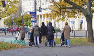 Albo dzieci, albo ślub? Młodych Polaków nie stać na jedno i drugie [ANALIZA]