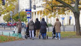 Albo dzieci, albo ślub? Młodych Polaków nie stać na jedno i drugie [ANALIZA]