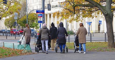 Albo dzieci, albo ślub? Młodych Polaków nie stać na jedno i drugie [ANALIZA]