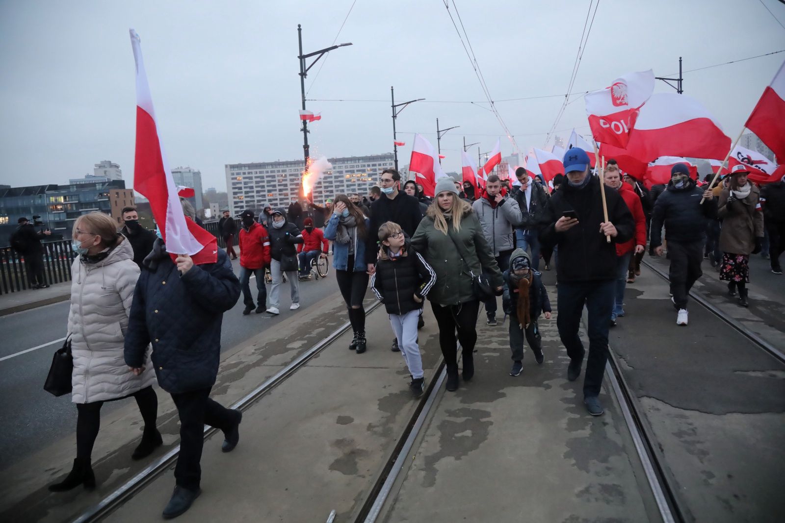 Marsz Niepodległości. Uczestnicy na moście Poniatowskiego