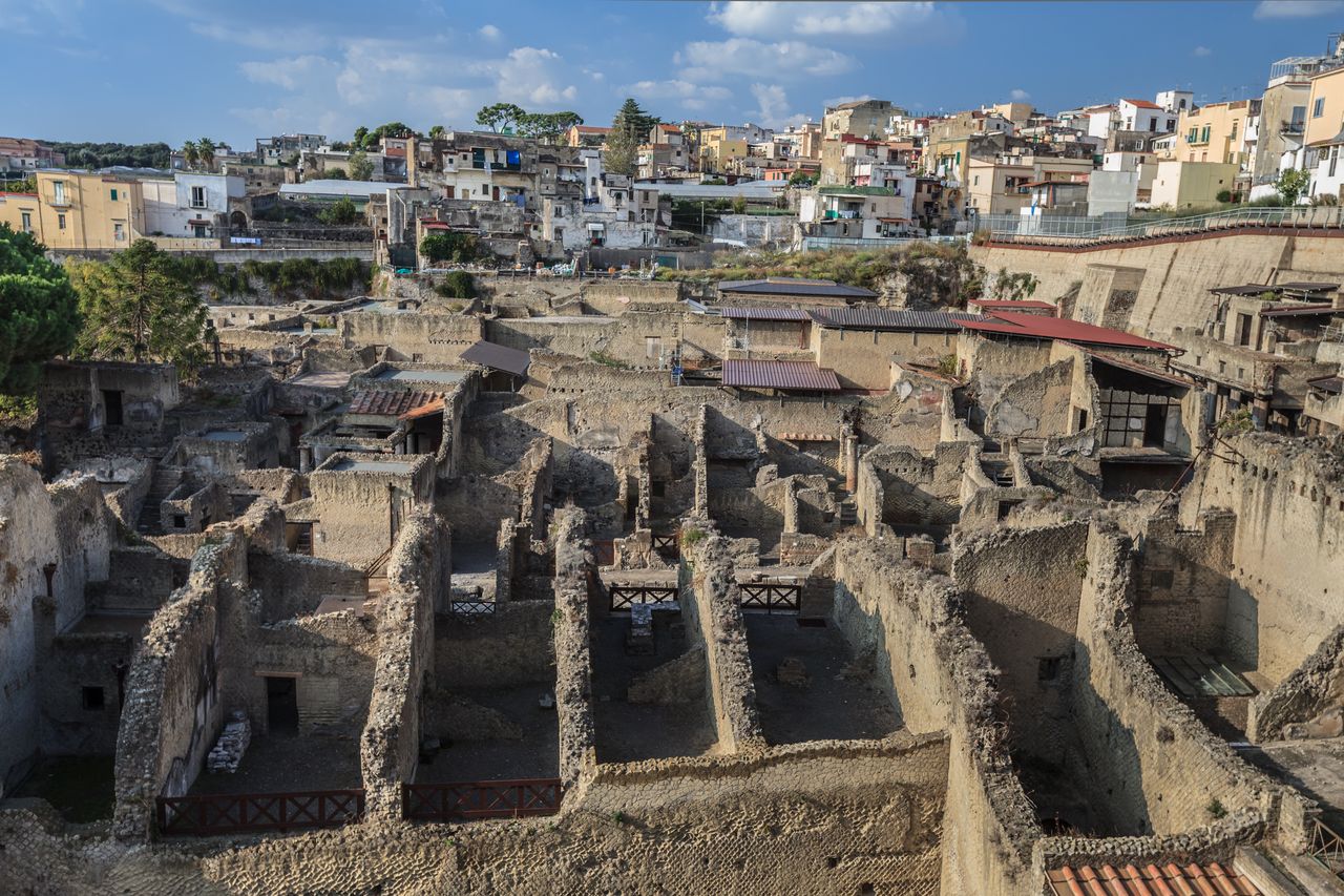 Tourist defaces ancient Herculaneum frescoes, face steep, fine