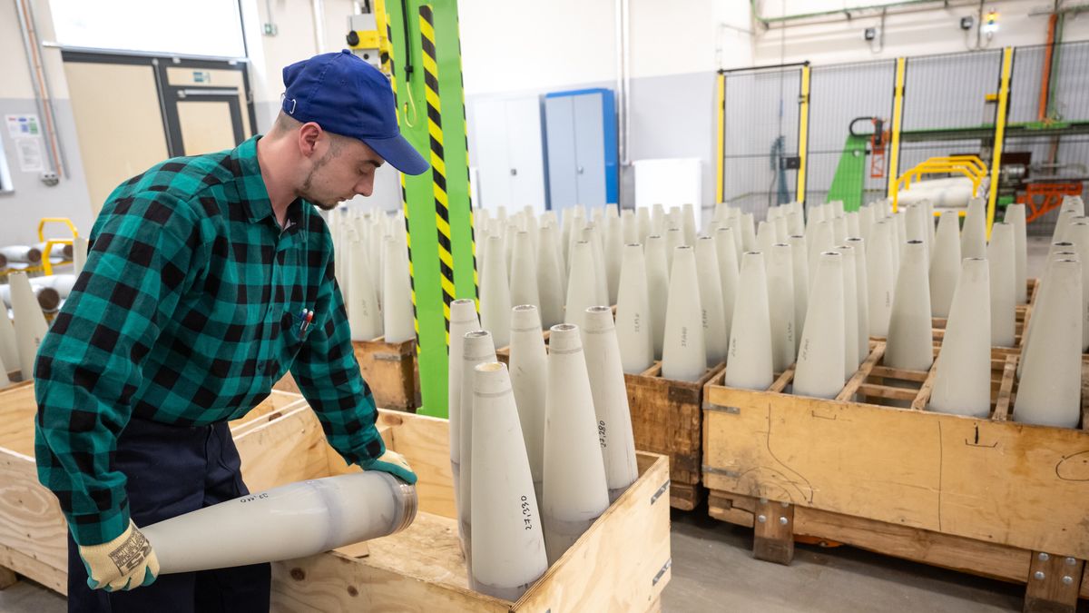 Bydgoszcz, 09.04.2025. Produkcja amunicji kalibru 155 mm w Zakładach Chemicznych "Nitro-Chem? S.A. w Bydgoszczy, 9 bm. Wcześniej odbyło się oficjalne podpisanie umowy pomiędzy Zakładami Chemicznymi "Nitro-Chem? S.A. a firmą Paramount Enterprises International (PEI). Umowa dot. dostawy trotylu na potrzeby armii amerykańskiej. (aldg) PAP/Tytus Żmijewski