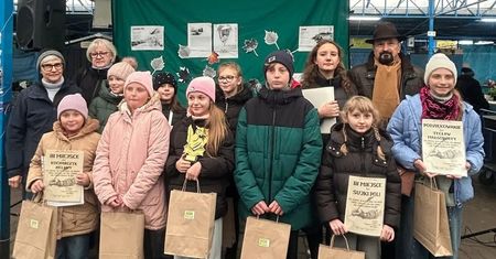 Poezja na targowisku – gdy wiersze brzmią między straganami z kapustą i marchewką