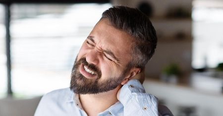 Po przebudzeniu boli cię głowa? Oto pięć możliwych powodów
