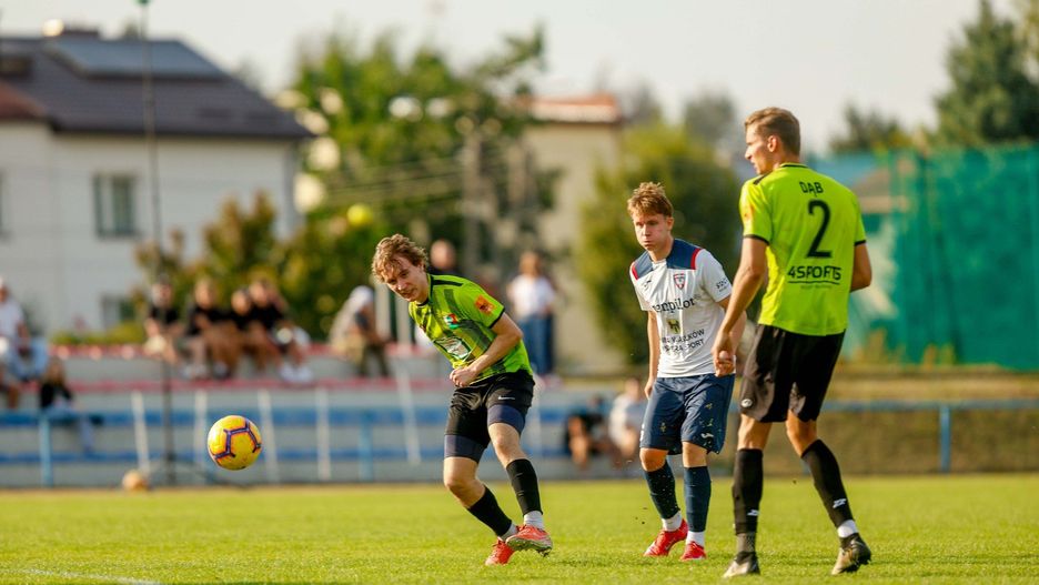 Dąb Dąbrowa Białostocka (ciemniejsze stroje) zamyka tabelę okręgówki. Czy po pierwszy komplet punktów sięgnie w meczu z Żubrem Drohiczyn?
