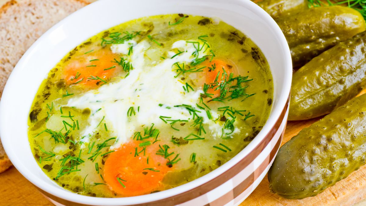 Zupę możesz zrobić również z konserwowych ogórków
