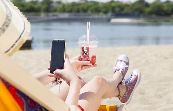 KFC w reklamach podkreśla polskie pochodzenie składników nowych shake’ów (wideo)