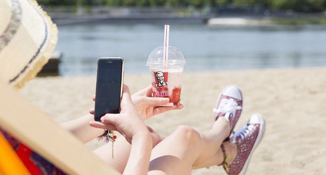 KFC w reklamach podkreśla polskie pochodzenie składników nowych shake’ów (wideo)