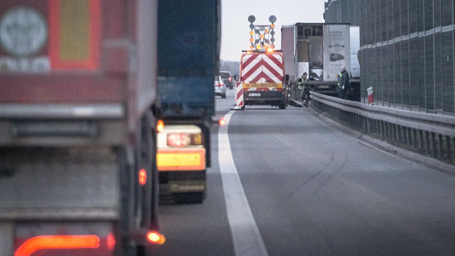 Autostrada A2 zablokowana. Kobieta zakleszczona w aucie
