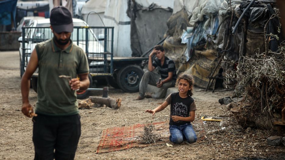 Wojna Izraela z Hamasem rok 2024
Displaced Palestinian children are sitting in front of their tent in Deir el-Balah, in the central Gaza Strip, on June 13, 2024, amid the ongoing conflict in the Palestinian territory between Israel and Hamas. (Photo by Majdi Fathi/NurPhoto) (Photo by MAJDI FATHI / NurPhoto / NurPhoto via AFP)
MAJDI FATHI
