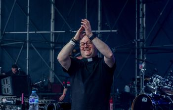 Cegiełki rozeszły się przed koncertem. Ksiądz DJ wraca do Polski