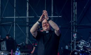 Cegiełki rozeszły się przed koncertem. Ksiądz DJ wraca do Polski