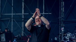 Cegiełki rozeszły się przed koncertem. Ksiądz DJ wraca do Polski
