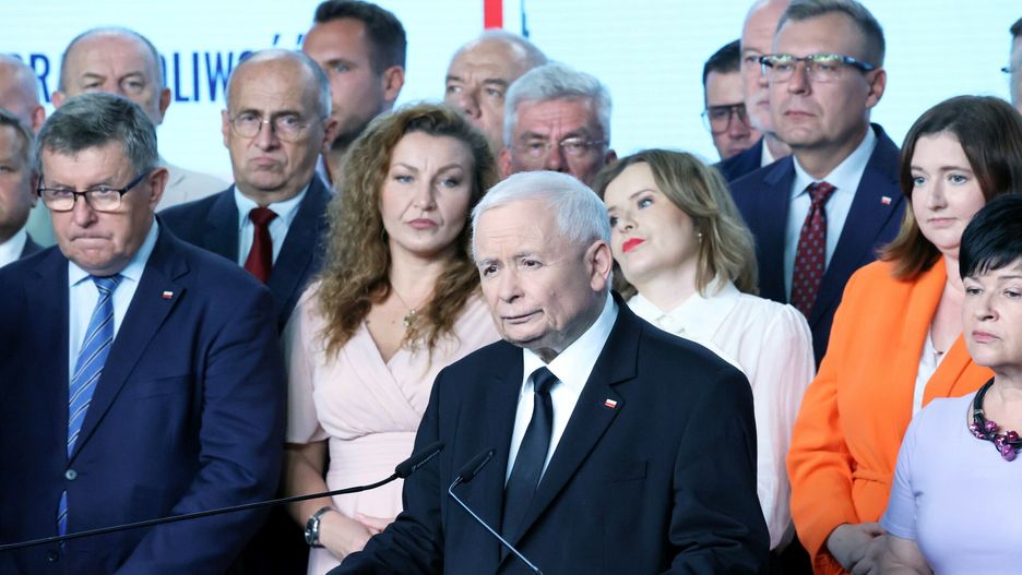 Konferencja prasowa PiS w sprawie decyzji PKW
Fot. Wojciech Olkusnik/East News, 30.08.2024. Warszawa. Konferencja prasowa prezesa PiS Jaroslawa Kaczynskiego (C), przewodniczacego KP PiS Mariusza Blaszczaka oraz parlamentarzystow. 
Spotkanie dotyczylo decyzji PKW o odrzuceniu sprawozdania finansowego partii.
Wojciech Olkusnik