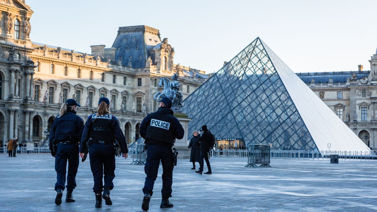 Prokurator Paryża o zatrzymaniu podejrzanych o kradzież w Luwrze