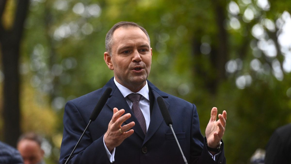 Warszawa, 29.09.2025. Prezydent RP Karol Nawrocki podczas uroczystości pogrzebowych uczestnika wojny polsko-bolszewickiej, agenta wywiadu, żołnierza Armii Krajowej, pisarza Sergiusza Piaseckiego, 29 bm. na Cmentarzu Wojskowym na Powązkach w Warszawie. To ponowny pochówek Sergiusza Piaseckiego. Doczesne szczątki pisarza spoczywały w Wielkiej Brytanii, na Borough Cemetery w Hastings. Biuro Upamiętniania Walk i Męczeństwa IPN, działając w porozumieniu z rodziną Sergiusza Piaseckiego, podjęło się ekshumacji szczątków pisarza i sprowadzenia ich do Warszawy. (mr) PAP/Piotr Nowak