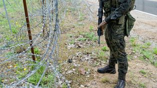 Uzbrojona grupa migrantów na granicy kraju NATO. Jest komunikat armii