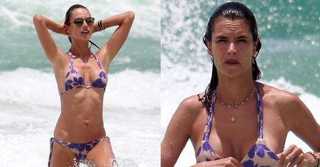 Alessandra Ambrosio kąpie się w oceanie (ZDJĘCIA)