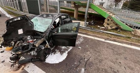 Auto w strzępach. Uderzenie było tak mocne, że wyleciał silnik