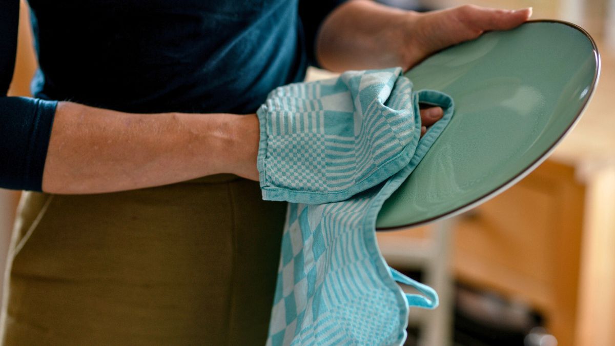 Kobieta wyciera naczynia