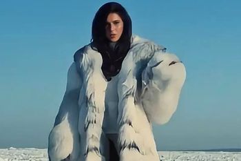 W takich warunkach Roxie nagrała teledysk. Jej ubiór przyciąga uwagę