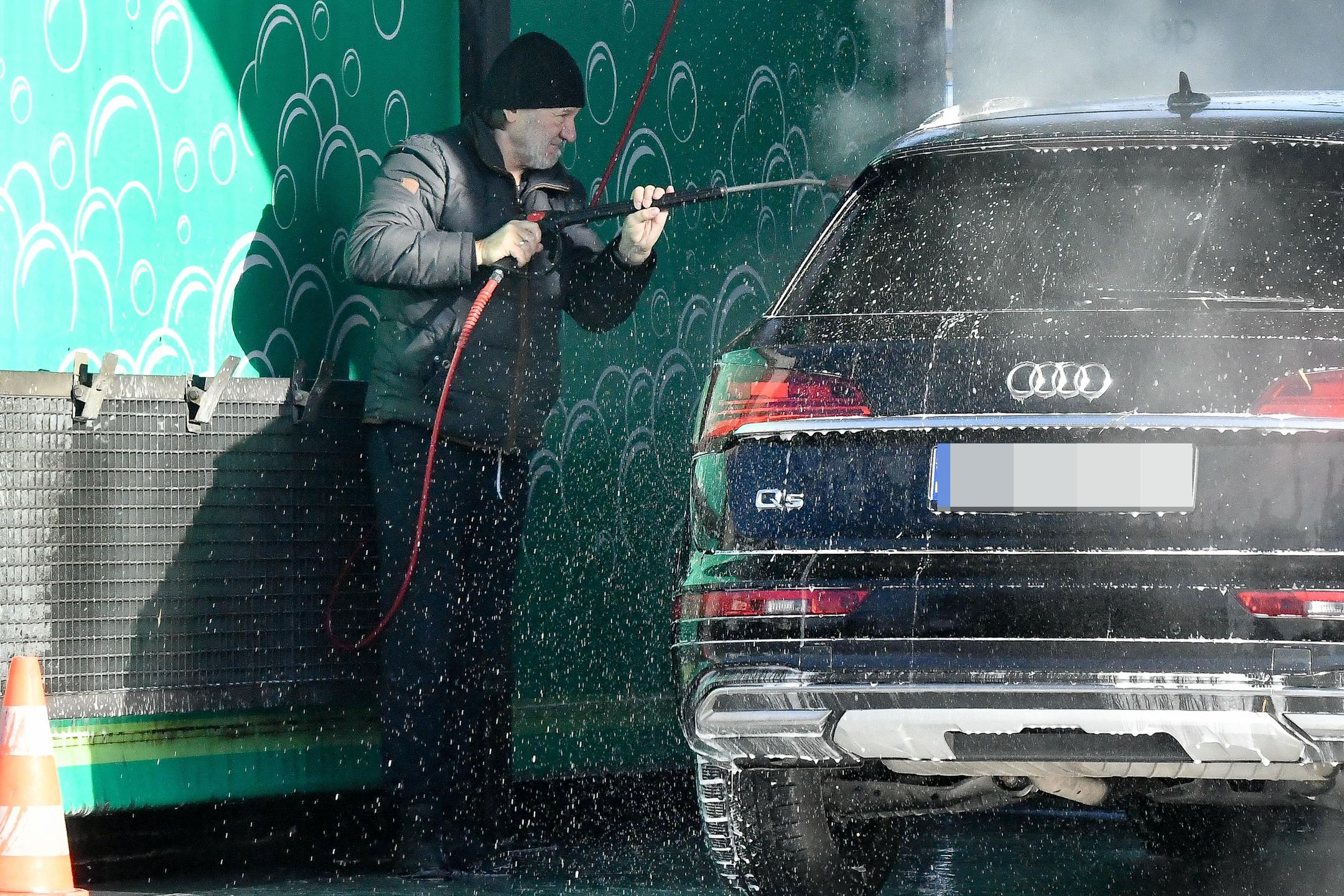 Praca wre. Robert Więckiewicz z zaangażowaniem czyści pojazd