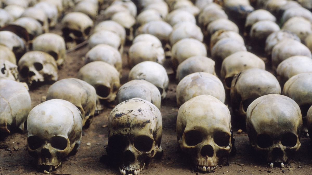 Czaszki znalezione po ludobójstwie w Rwandzie.