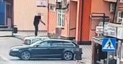 Mszczonów: Kamery nagrały, jak skaczą po samochodach
